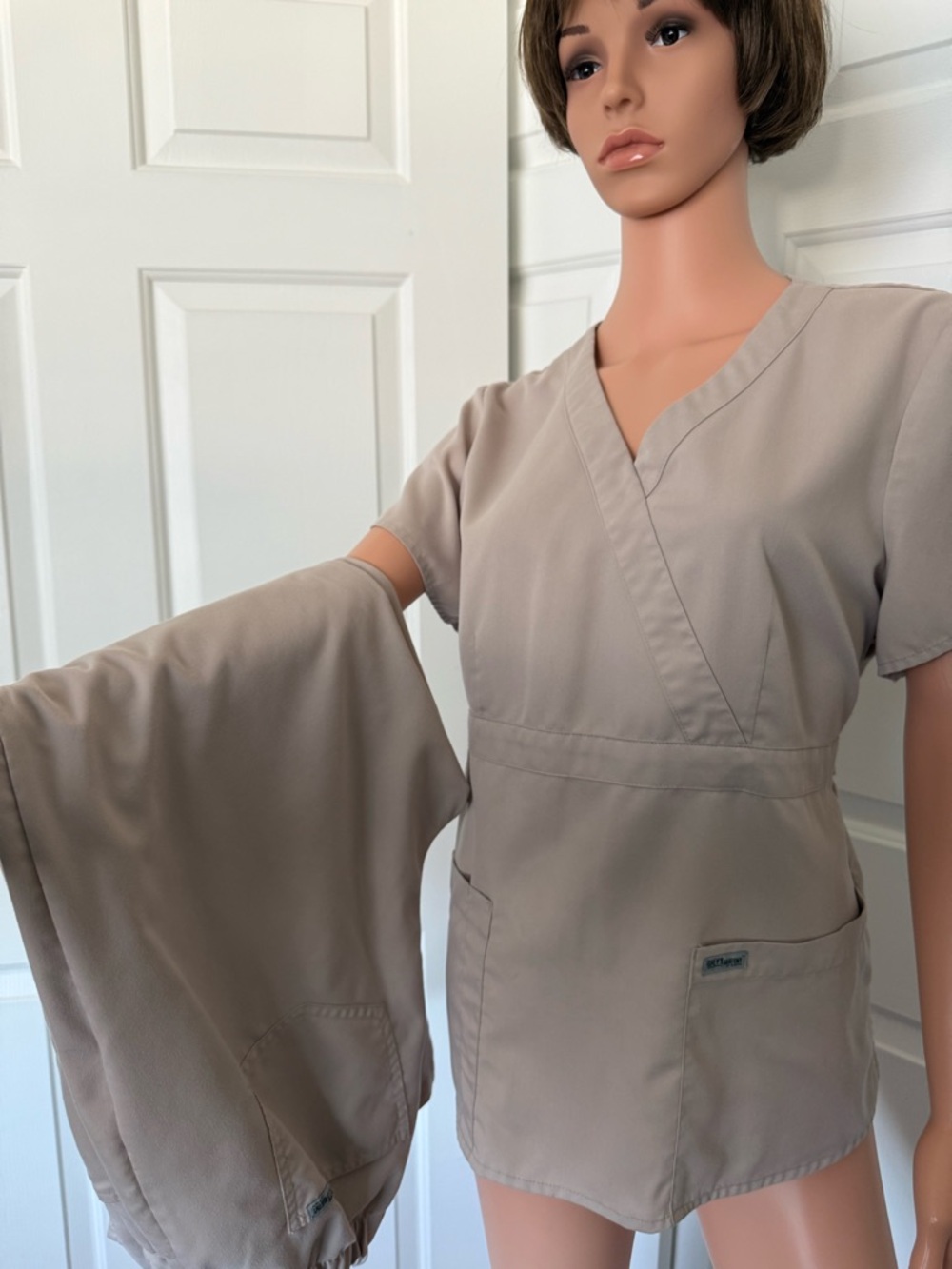 (2-piece set) Grey's Anatomy LARGE Tan Scrub Ensemble - Picture 7 of 7